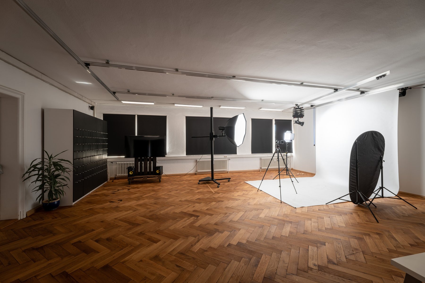 Studio-Setup mit Hintergrund und Licht